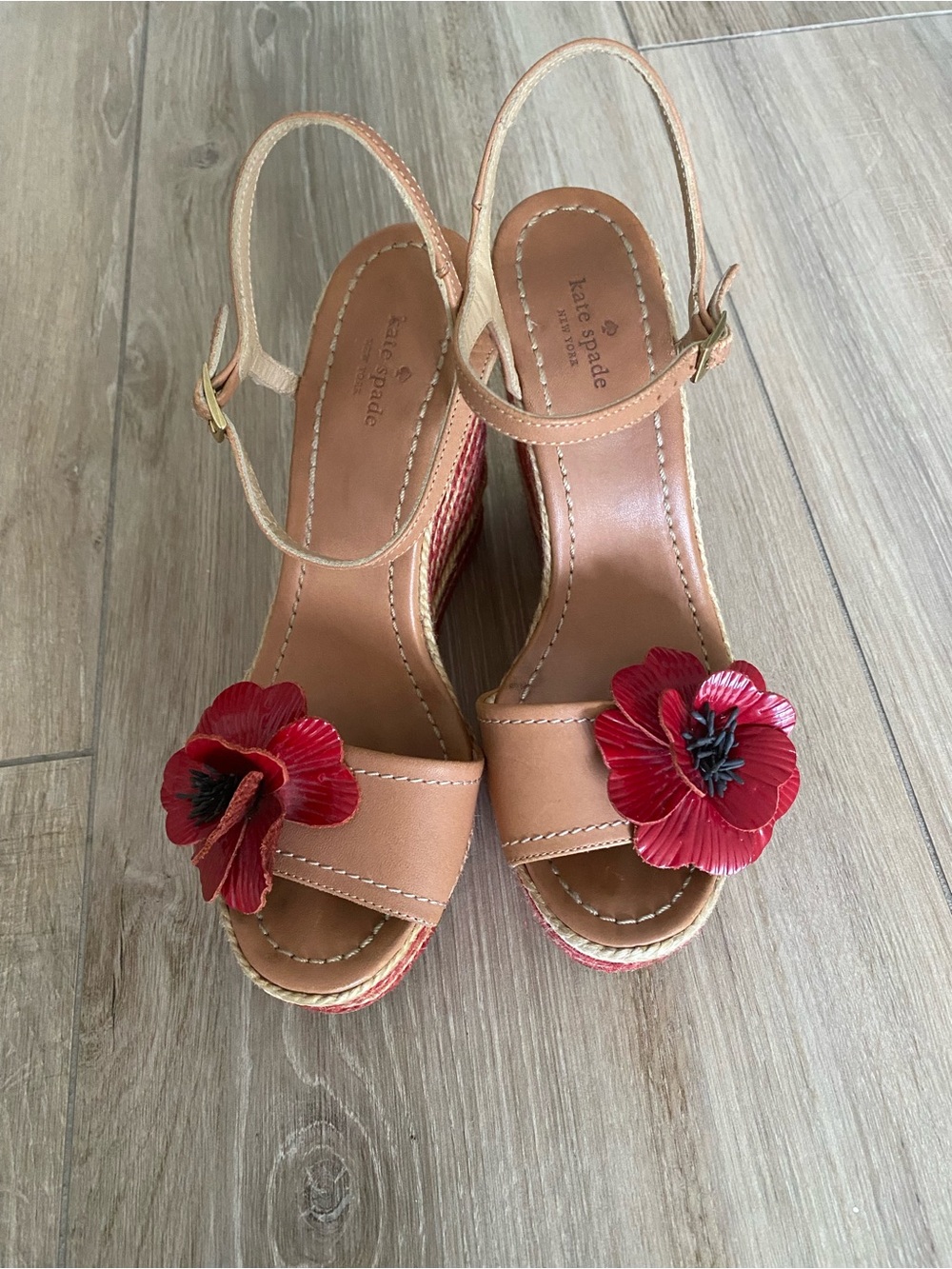 Beautiful Kate Spade Tan Wedge Sandals with Red Floral Accent SZ 10